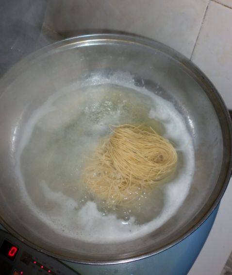 芽菜肉末咖喱蟹拌面步骤7