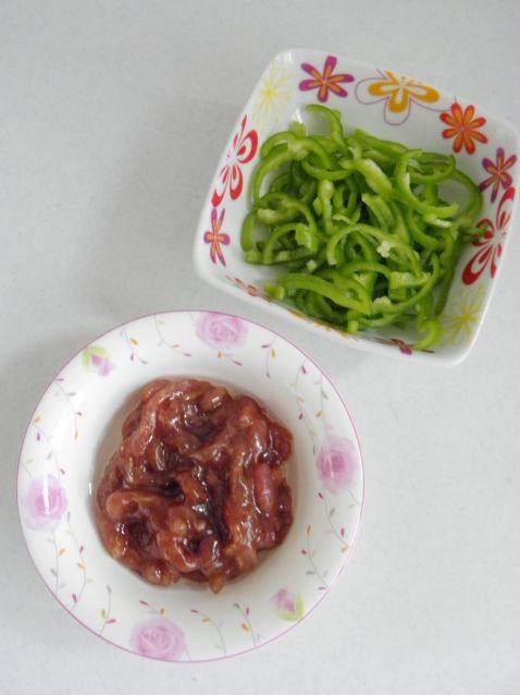 青椒肉丝炒面步骤1