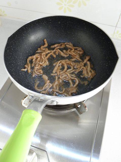 青椒肉丝炒面步骤4