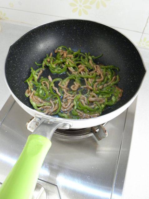 青椒肉丝炒面步骤5