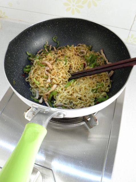 青椒肉丝炒面步骤7