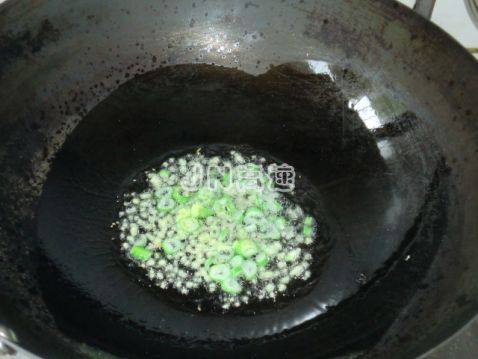 香菇番茄鸡蛋炸酱面步骤1