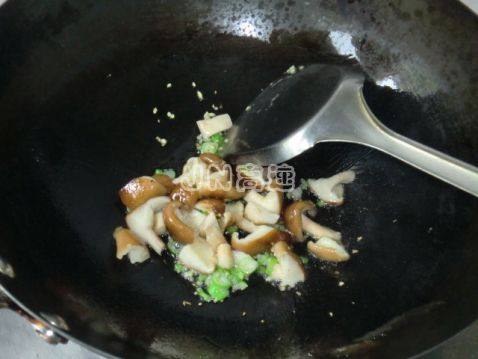 香菇番茄鸡蛋炸酱面步骤2