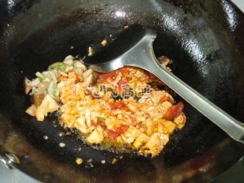 香菇番茄鸡蛋炸酱面步骤3