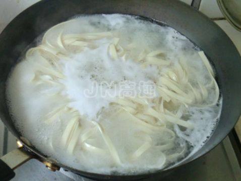 香菇番茄鸡蛋炸酱面步骤6