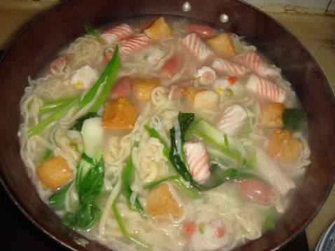 鱼丸青菜煮面步骤7