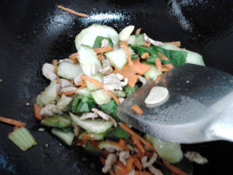 肉丝拌宽叶面步骤5