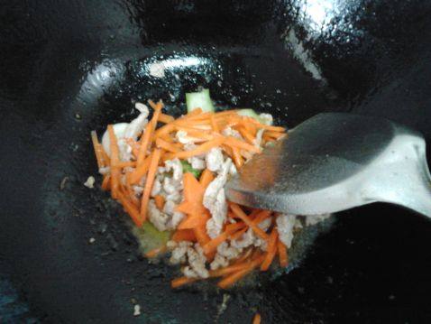 肉丝拌宽叶面步骤4