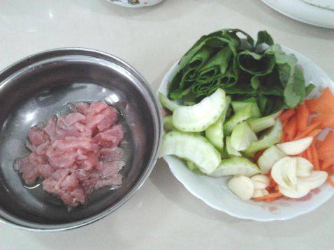 肉丝拌宽叶面步骤1