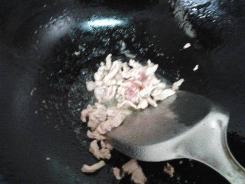 肉丝拌宽叶面步骤3