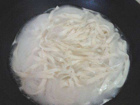 肉丝拌宽叶面步骤10
