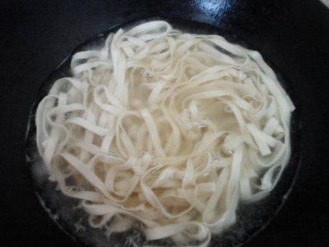 肉丝拌宽叶面步骤9