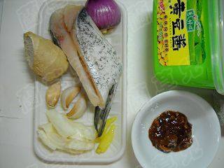 酸菜酱鱼丁面步骤1
