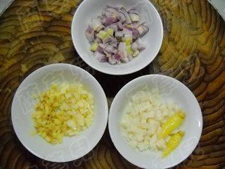 酸菜酱鱼丁面步骤3
