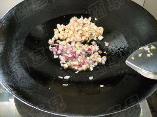 酸菜酱鱼丁面步骤6