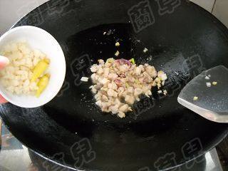 酸菜酱鱼丁面步骤7