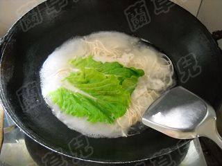 酸菜酱鱼丁面步骤11