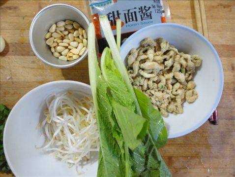 豆丹松子酱香炒面步骤1