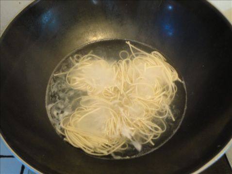 豆丹松子酱香炒面步骤4