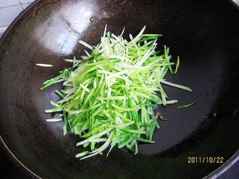 萝卜丝虾仁面步骤2