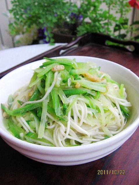萝卜丝虾仁面步骤7