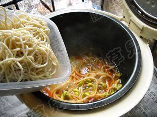 麻辣豆芽焖面步骤8