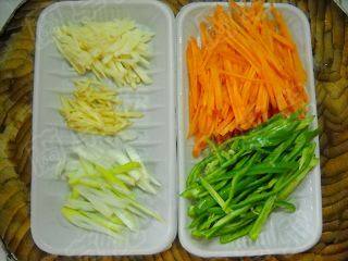 青椒豆酱肉丝鸡蛋面步骤2