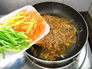 青椒豆酱肉丝鸡蛋面步骤7