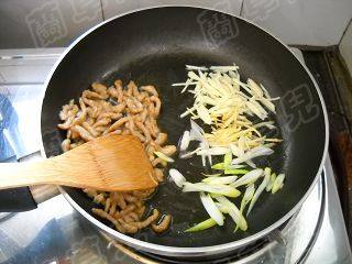 青椒豆酱肉丝鸡蛋面步骤5