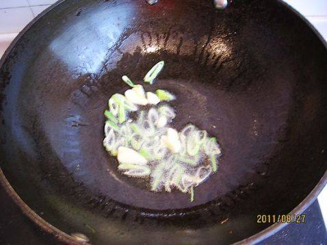 香菇肉末炸酱面步骤3
