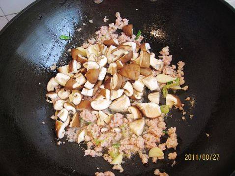 香菇肉末炸酱面步骤6