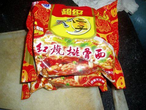 鸡蛋泡面步骤1