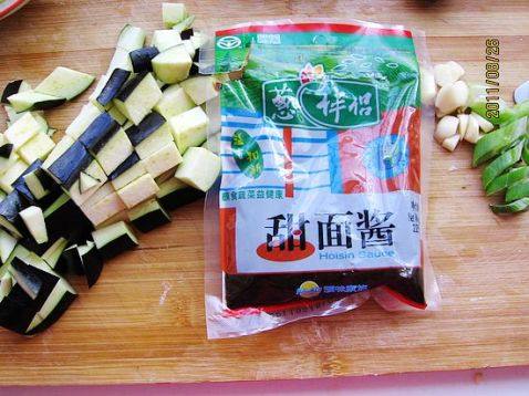 茄丁炸酱面步骤2