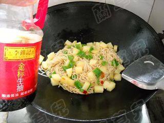 土豆焖面步骤9