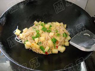 土豆焖面步骤8
