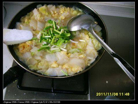 鸡蛋白菜拽面条步骤17
