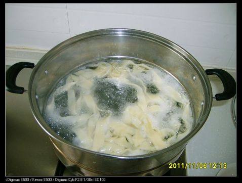 鸡蛋白菜拽面条步骤24