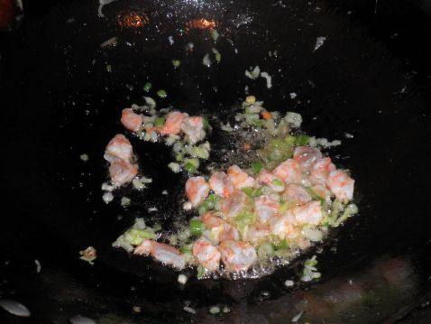 胡萝卜鸡蛋虾仁炒面条步骤5