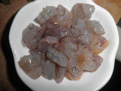 胡萝卜鸡蛋虾仁炒面条步骤2