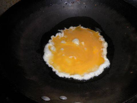 胡萝卜鸡蛋虾仁炒面条步骤3