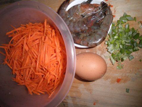 胡萝卜鸡蛋虾仁炒面条步骤1