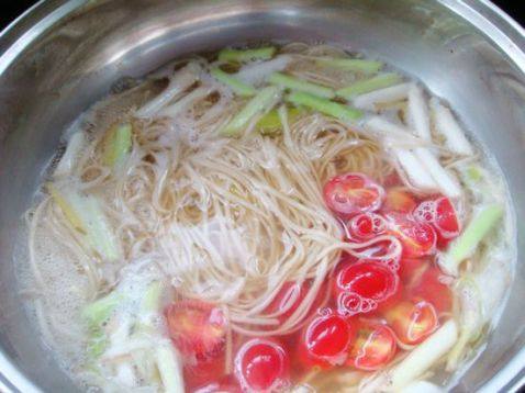 家常排骨面步骤6
