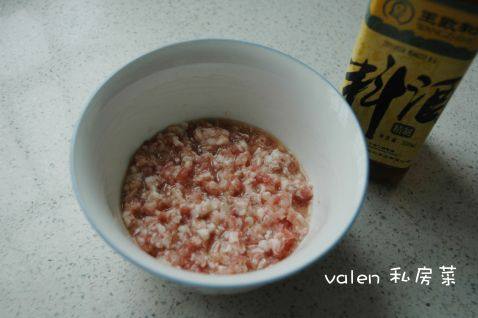 飘香美味菌菇番茄肉酱步骤1