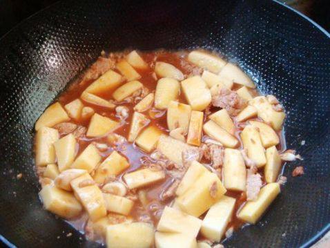 红烧土豆盖浇面步骤6