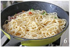 黑椒牛柳炒意面步骤6
