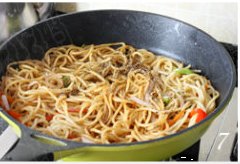 黑椒牛柳炒意面步骤7