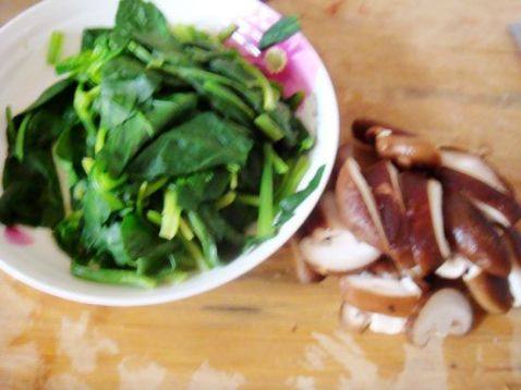 香菇菠菜鸡蛋面步骤1