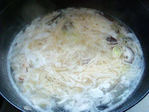 香菇菠菜鸡蛋面步骤7