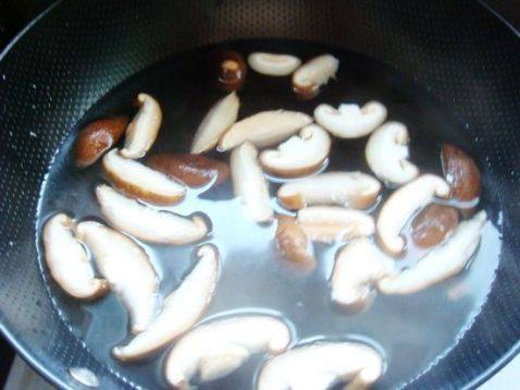 香菇菠菜鸡蛋面步骤5