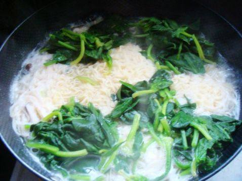 香菇菠菜鸡蛋面步骤9